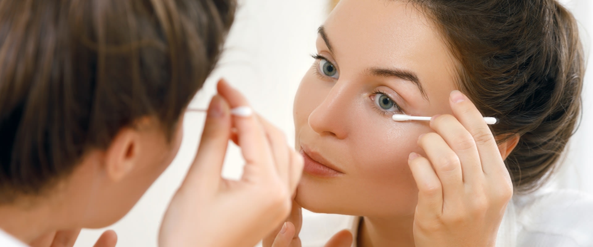 How do eyelid wipes work?